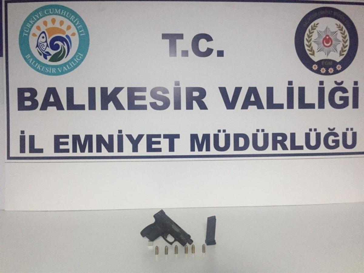 Balıkesir&rsquo;de polis 14 aranan şahsı yakaladı ve 12 silah ele ge&ccedil;irdi