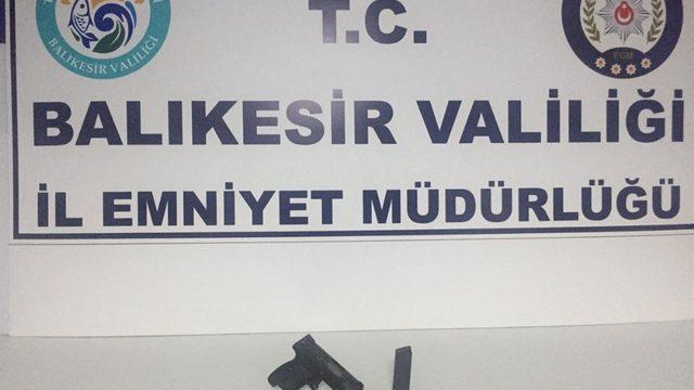 Balıkesir’de polis 14 aranan şahsı yakaladı ve 12 silah ele geçirdi