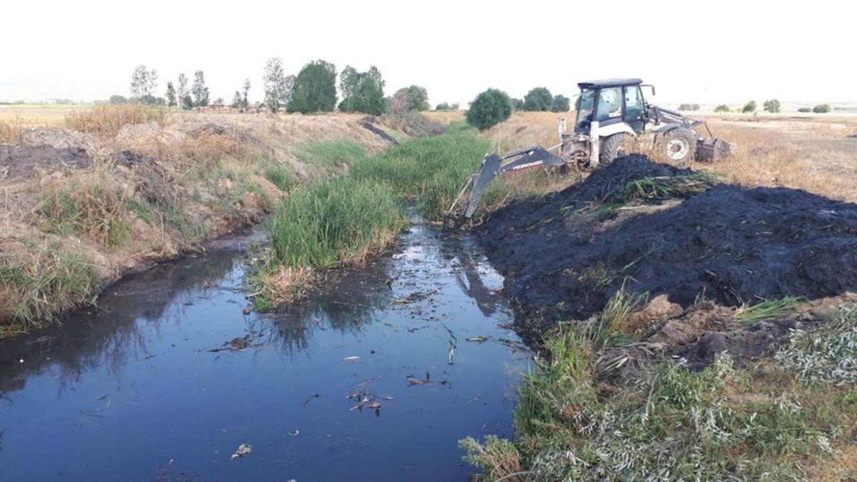 Aslanapa&rsquo;da dere ıslah &ccedil;alışmaları