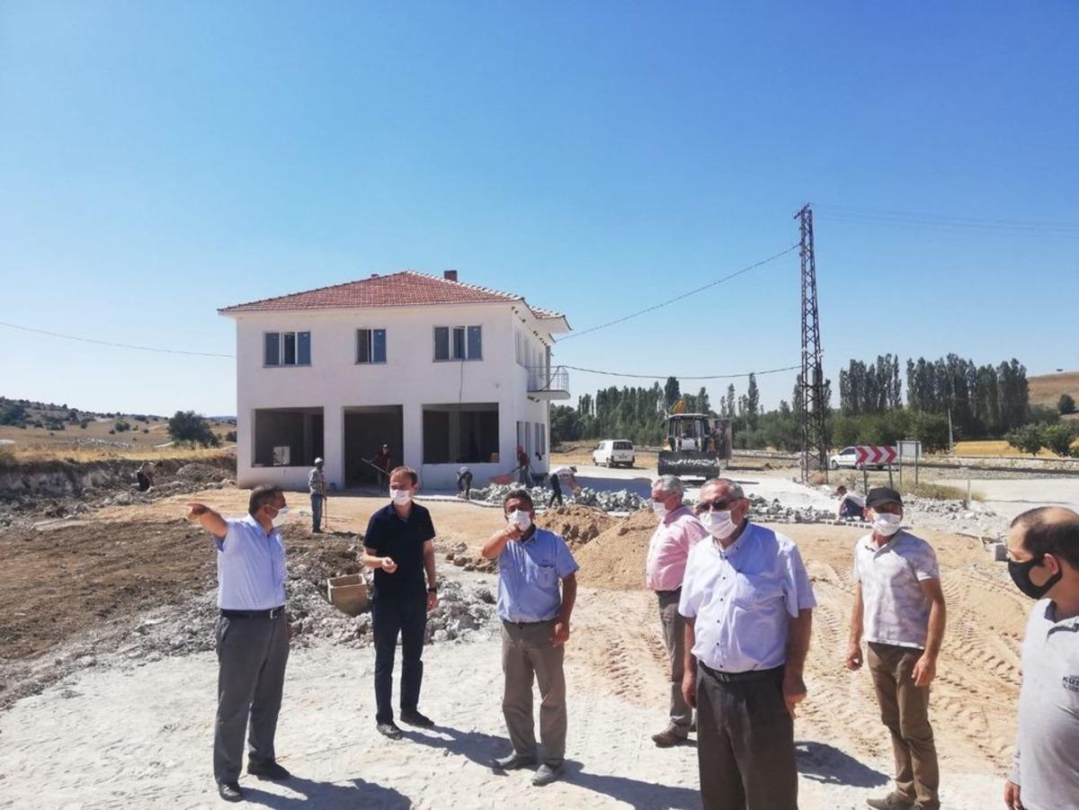 Dumlupınar k&ouml;ylerinde kilitli parke d&ouml;şeme ve &ccedil;ok ama&ccedil;lı bina yapım &ccedil;alışmaları