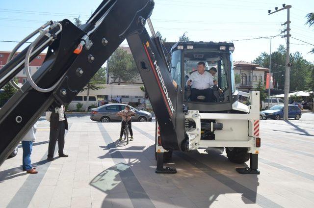 Beylikova Belediyesi’ne sıfır iş makinesi alındı