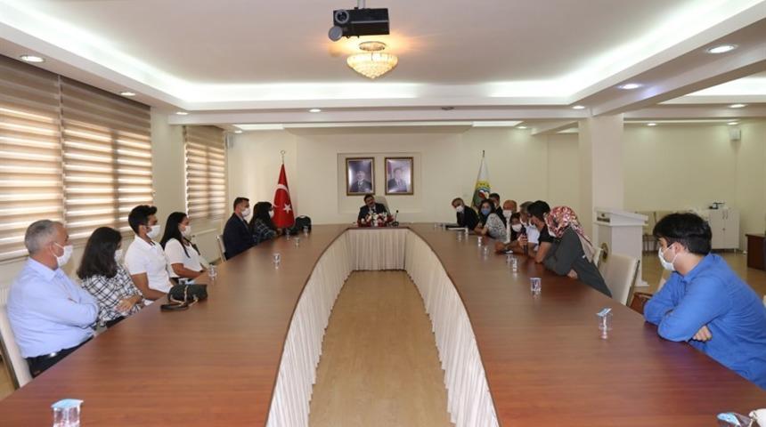 YKS ve LGS&rsquo;de başarı g&ouml;steren &ouml;ğrencilere &ouml;d&uuml;l t&ouml;reni d&uuml;zenlendi