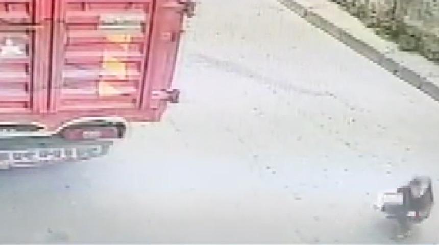 Korkun&ccedil;! Oyun oynarken gelen aracı fark etmeyince...