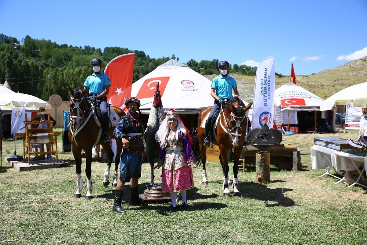 Malazgirt&rsquo;te Denizli&rsquo;nin oba &ccedil;adırına b&uuml;y&uuml;k ilgi