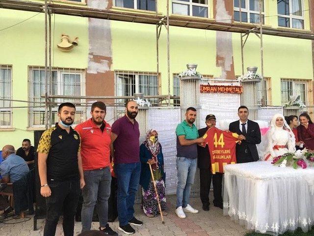 Yeni Malatyaspor tribününün renkli siması Maço Orhan’ı yalnız bırakmadılar