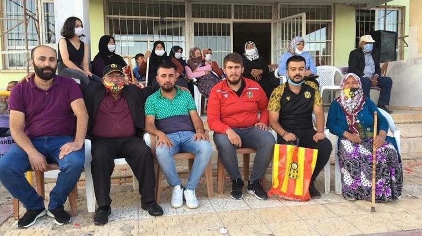 Yeni Malatyaspor tribününün renkli siması Maço Orhan’ı yalnız bırakmadılar