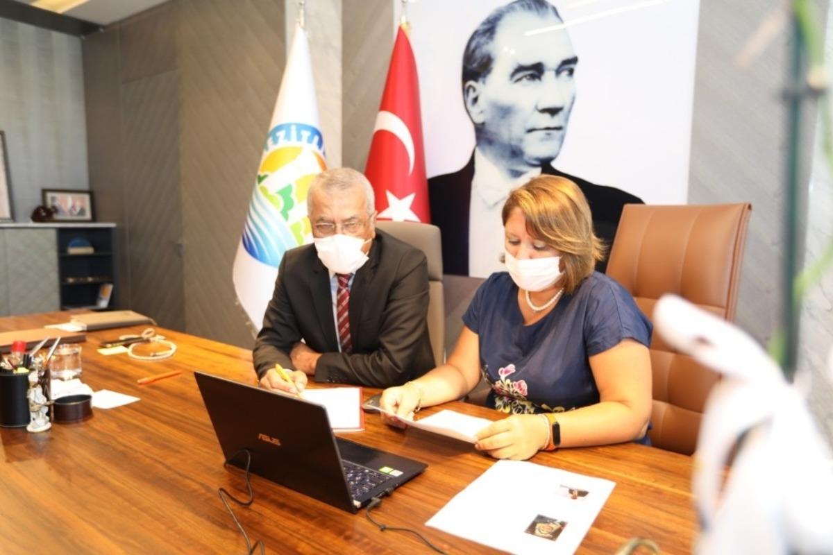 Başkan Tarhan, &rsquo;Akıllı Atık Y&ouml;neten Kentler Toplantısı&rsquo;na katıldı