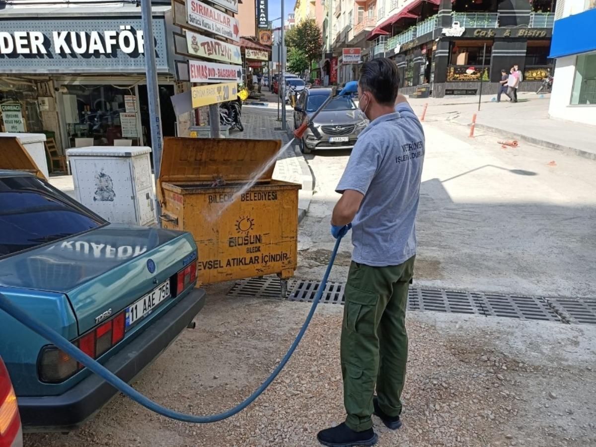 &Ccedil;&ouml;p konteyneri dezenfekte &ccedil;alışması