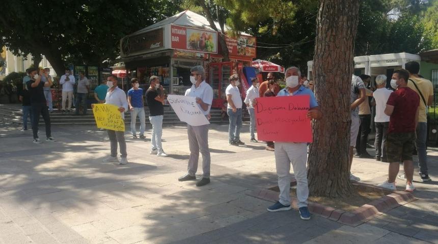 Sokak m&uuml;zisyenlerinden d&uuml;ğ&uuml;nlerin yasaklanmasına tepki