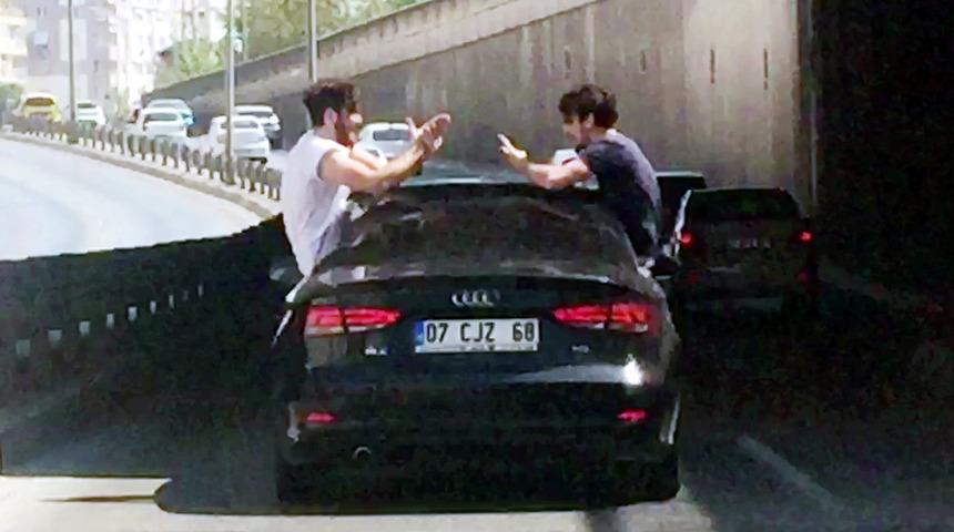 Antalya'da 'pes' dedirten manzara! Aracın tavanında taş kağıt makas oynadılar