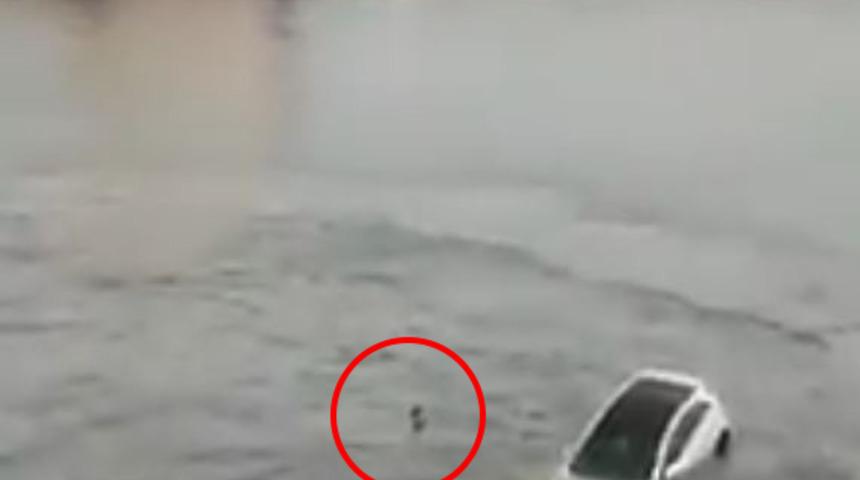 &Ccedil;anakkale'de ilgin&ccedil; anlar! Denize d&uuml;şen otomobilin ardından suya atlayıp...