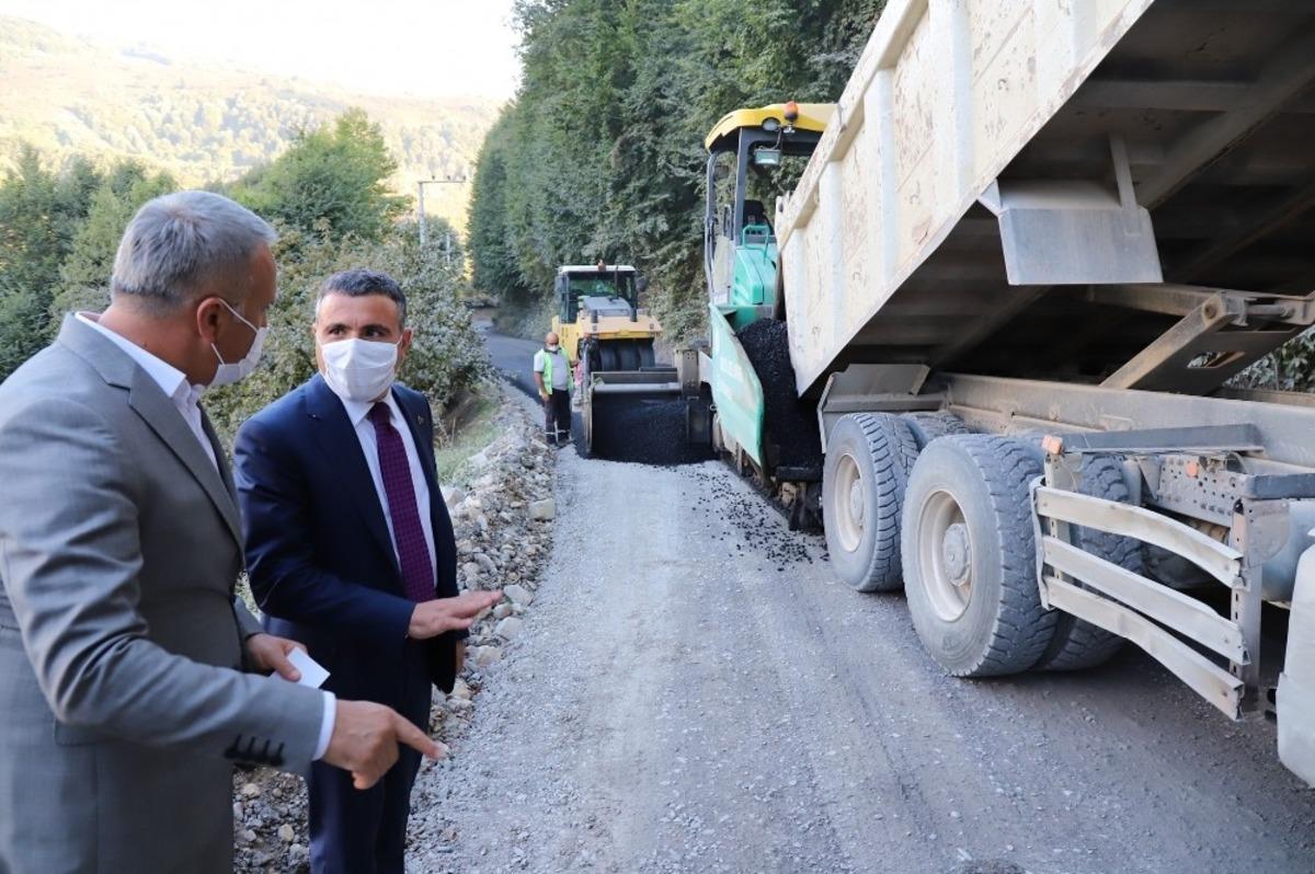 Vali Atay, asfalt serme &ccedil;alışmasını inceledi