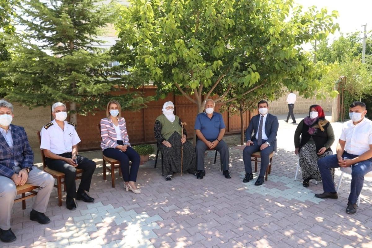 Vali Becel, Derinkuyu&rsquo;da şehit ailesini ziyaret etti