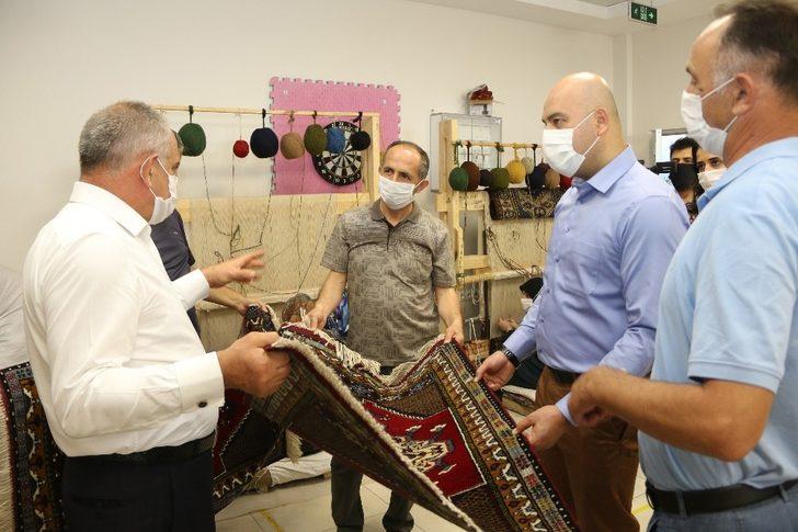 Başkan Öztürk Yahyalı El Halısı Dokuma Kursunu ziyaret etti G2