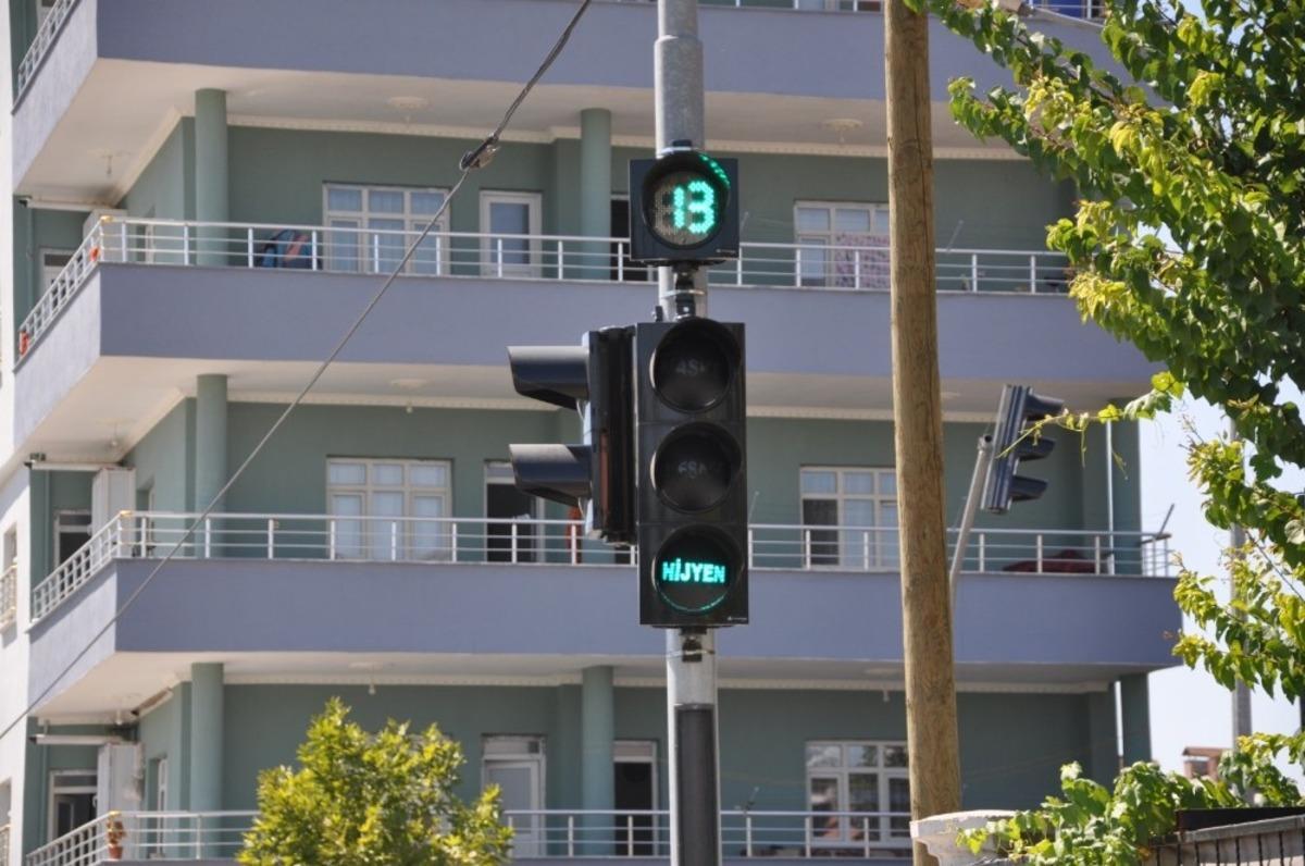 Siirt Belediyesi trafik ışıkları ile vatandaşları korona vir&uuml;se karşı uyarıyor