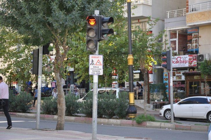 Siirt Belediyesi trafik ışıkları ile vatandaşları korona virüse karşı uyarıyor G2