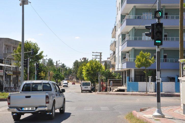 Siirt Belediyesi trafik ışıkları ile vatandaşları korona virüse karşı uyarıyor G3
