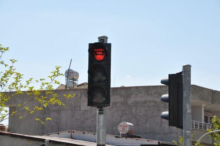 Siirt Belediyesi trafik ışıkları ile vatandaşları korona virüse karşı uyarıyor G4