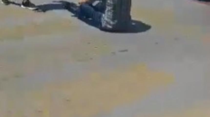 Alkoll&uuml; vatandaş yolu trafiğe kapattı