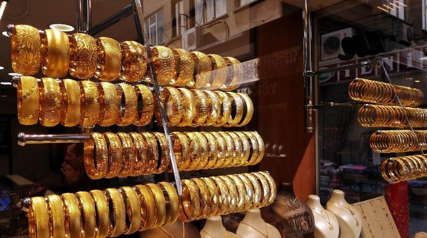 D&uuml;nyada altın fiyatları artarken T&uuml;rkiye&rsquo;de d&uuml;şt&uuml;