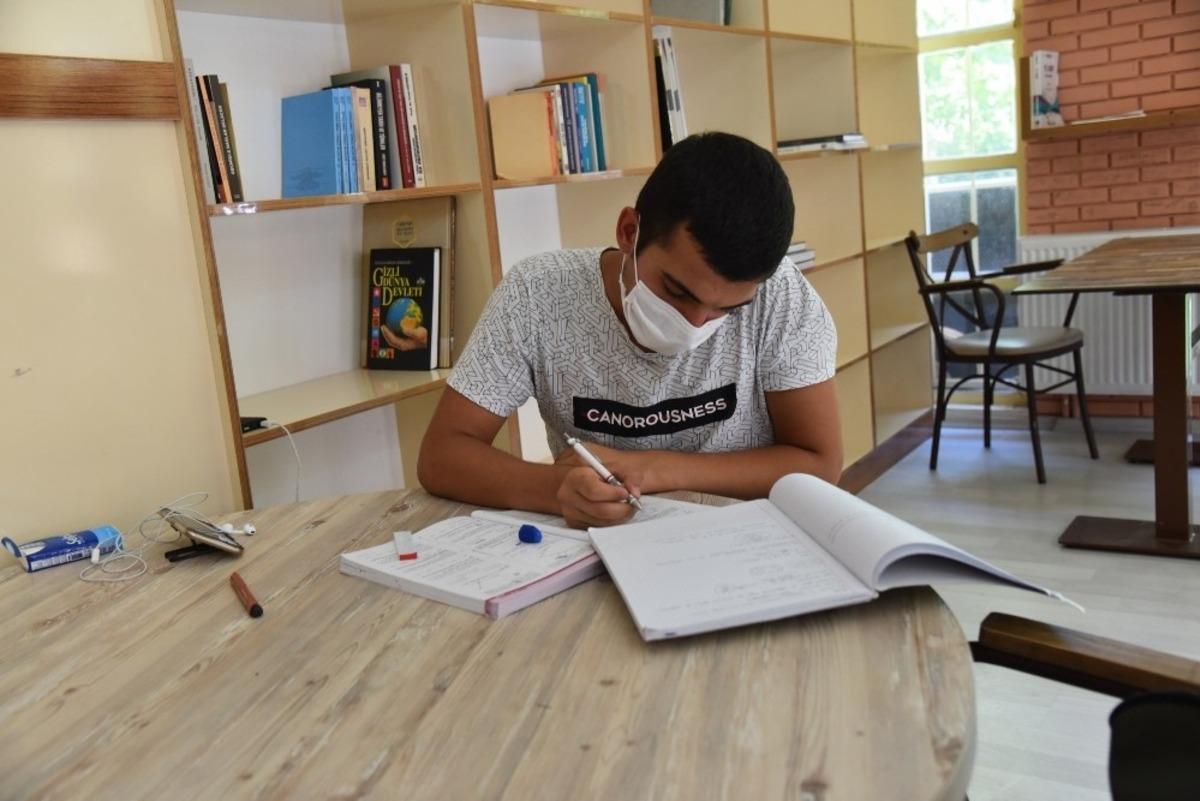 Millet Kıraathanesi &ouml;ğrencileri ağırlıyor