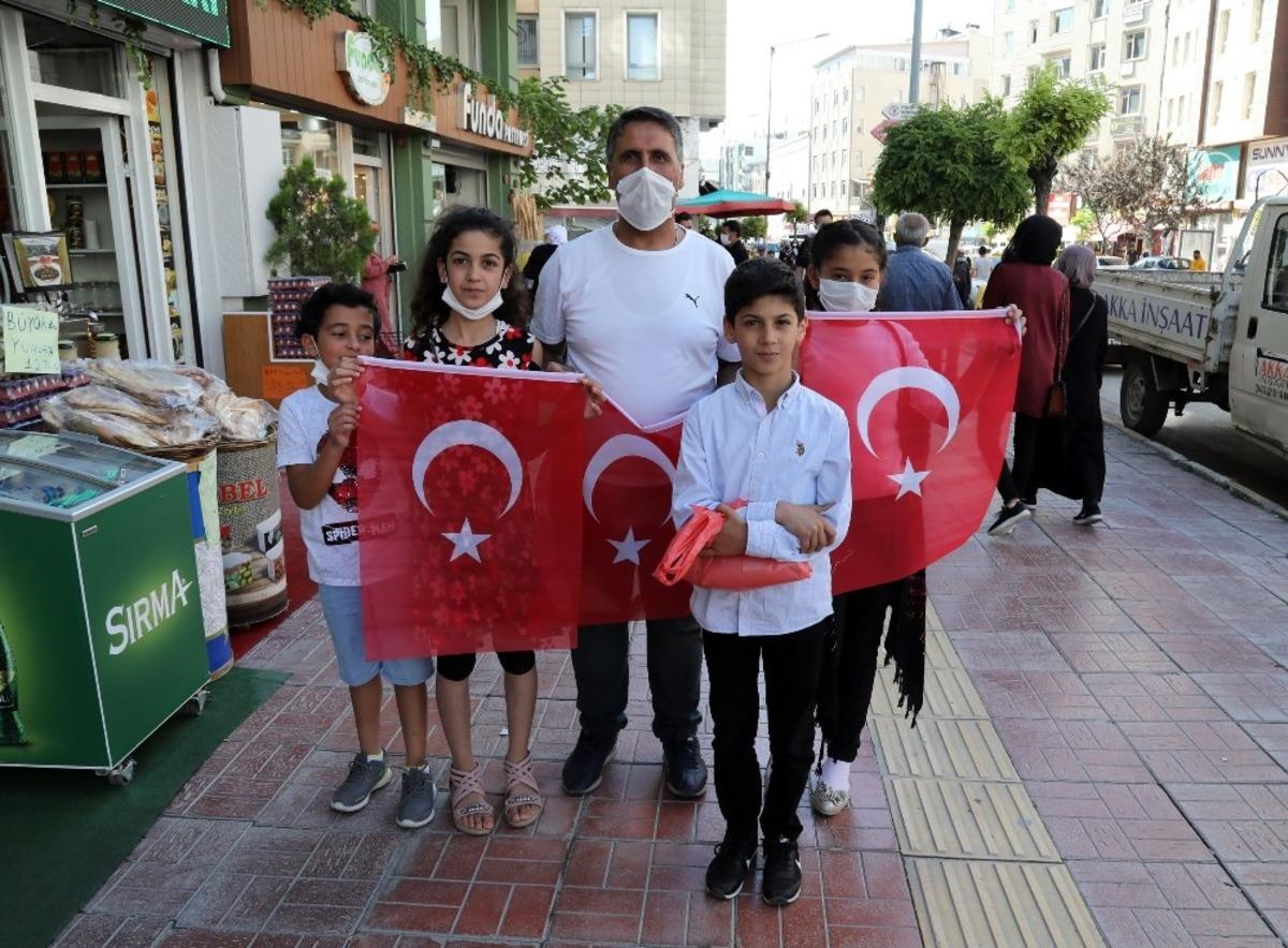 Van B&uuml;y&uuml;kşehir Belediyesinden esnaf ve vatandaşa bayrak
