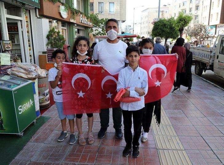 Van Büyükşehir Belediyesinden esnaf ve vatandaşa bayrak G1