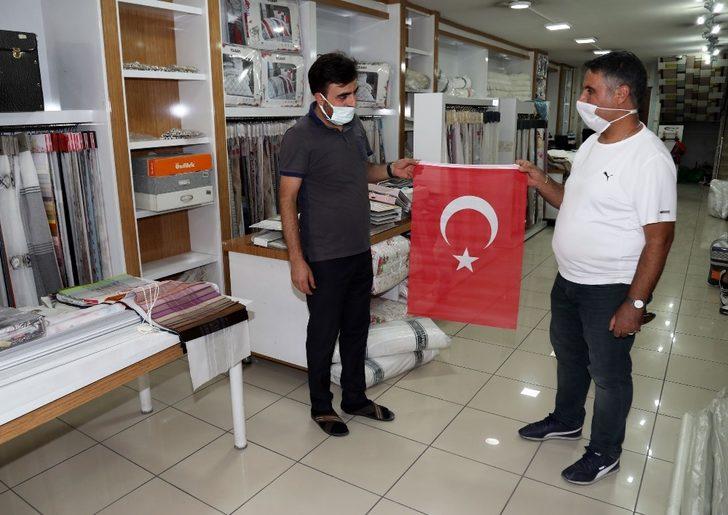 Van Büyükşehir Belediyesinden esnaf ve vatandaşa bayrak G2