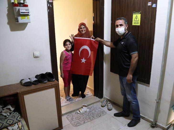 Van Büyükşehir Belediyesinden esnaf ve vatandaşa bayrak G4