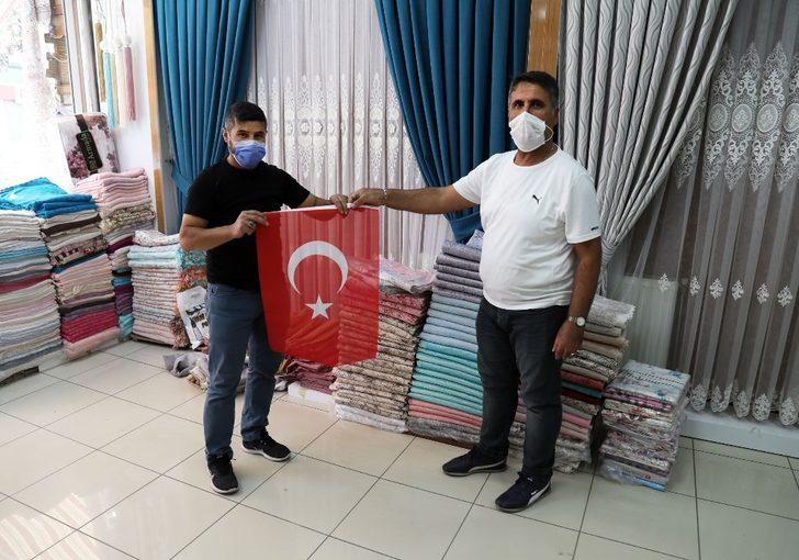 Van Büyükşehir Belediyesinden esnaf ve vatandaşa bayrak G5