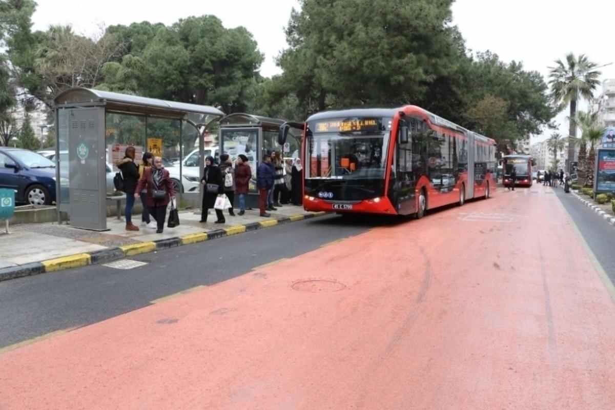 B&uuml;y&uuml;kşehirin kırmızı otob&uuml;sleri sağlık &ccedil;alışanları i&ccedil;in &uuml;cretsiz