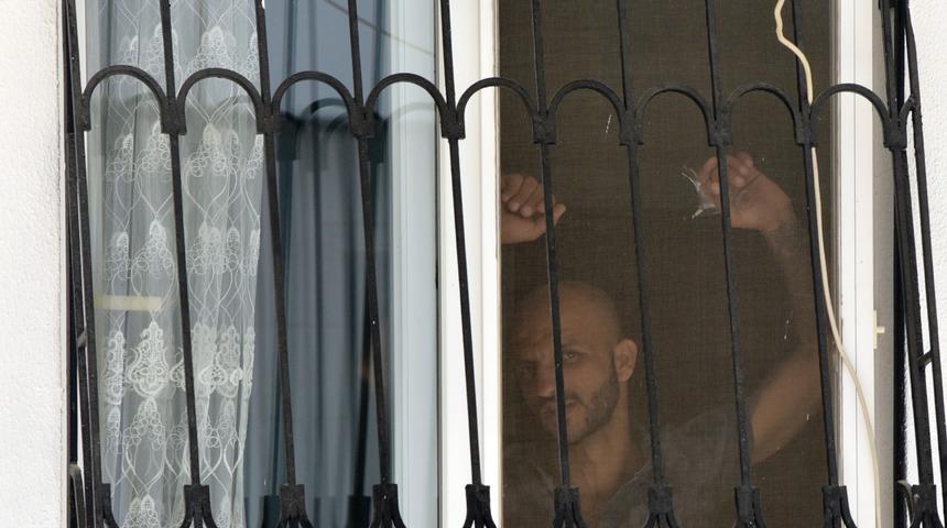 Ailesini evden çıkarıp, kendisine zarar vermekle tehdit etti