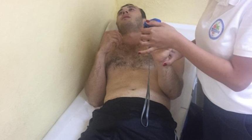 Boğulma tehlikesi ge&ccedil;iren gencin imdadına cankurtaranlar yetişti