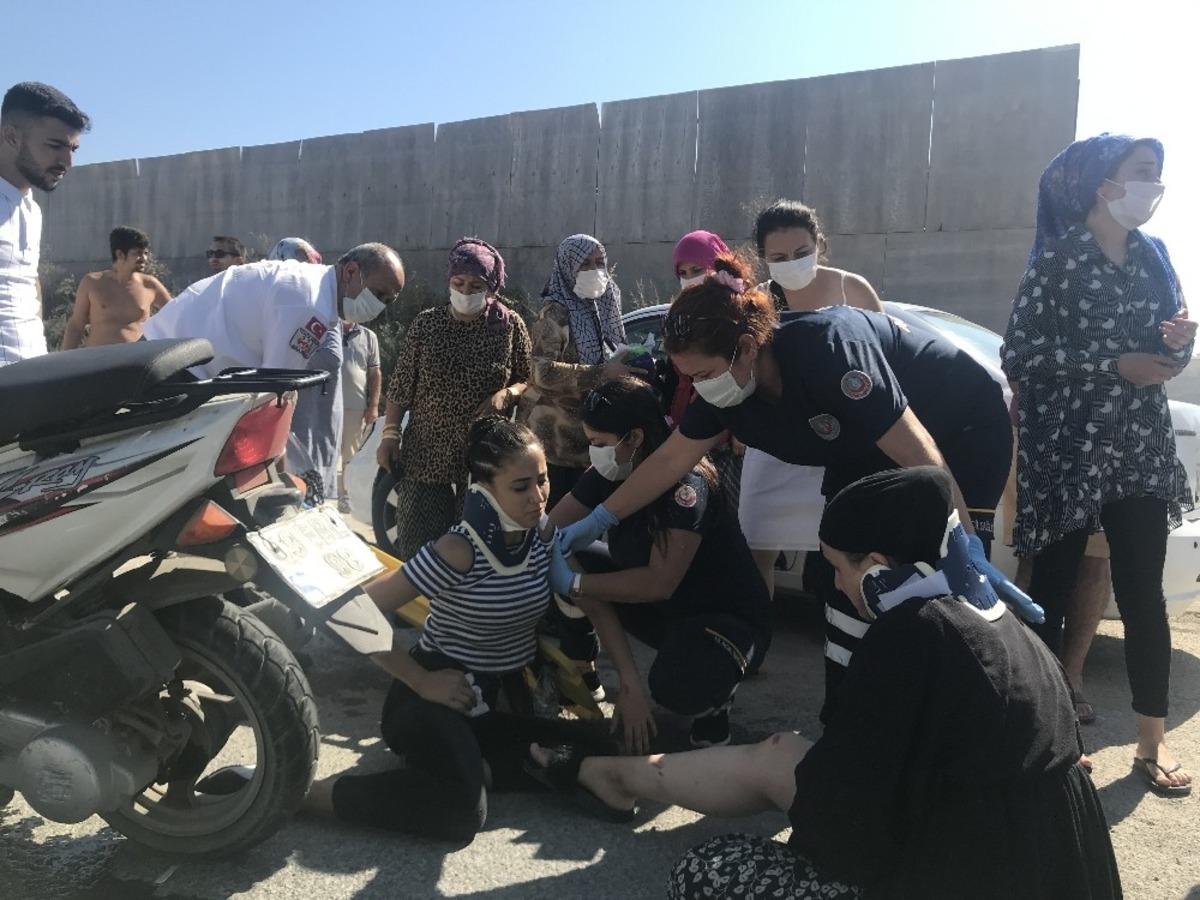 Motosikletle otomobil &ccedil;arpıştı: 3 yaralı