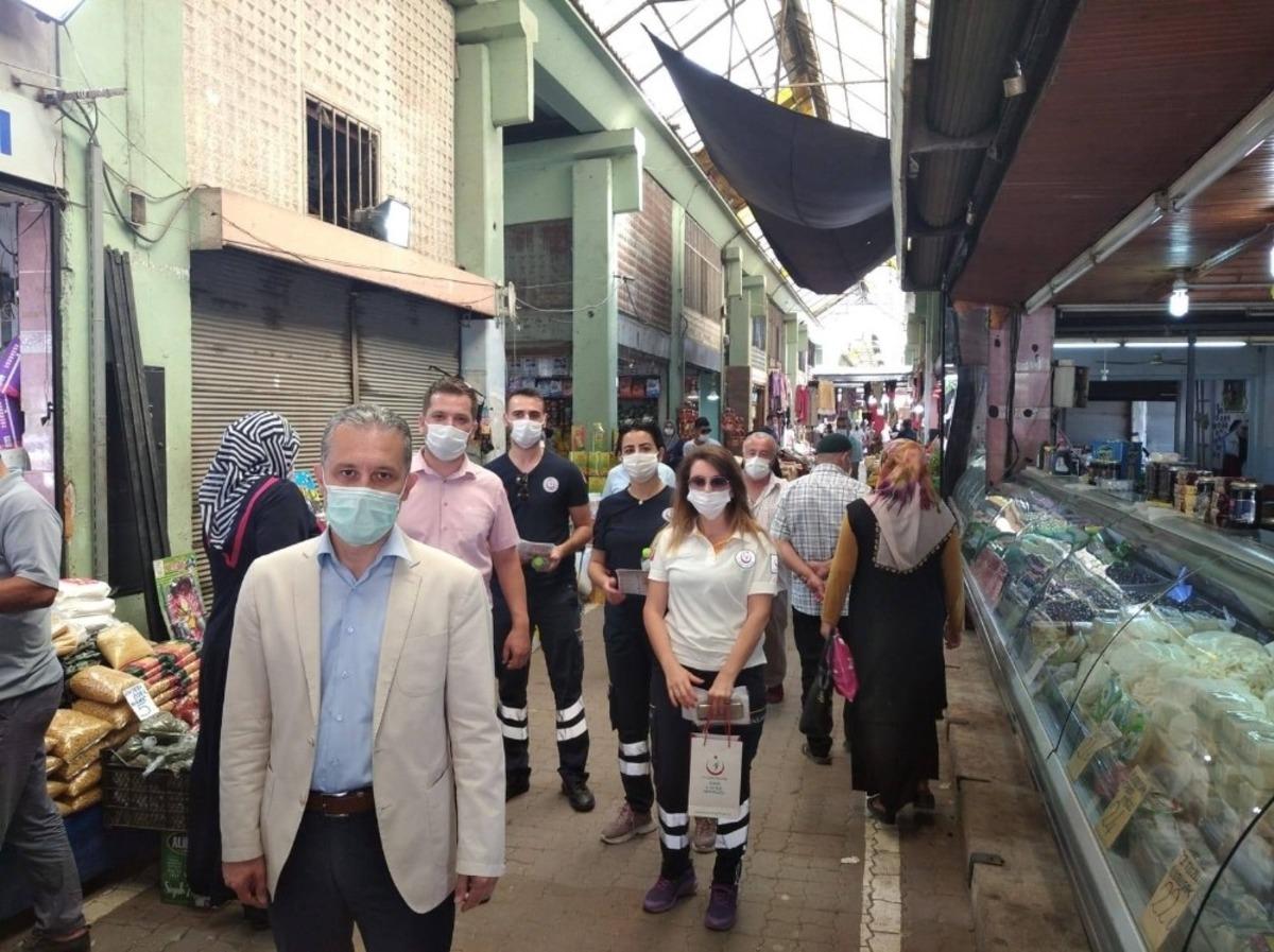 Vali Atay hem denetledi hem maske dağıttı