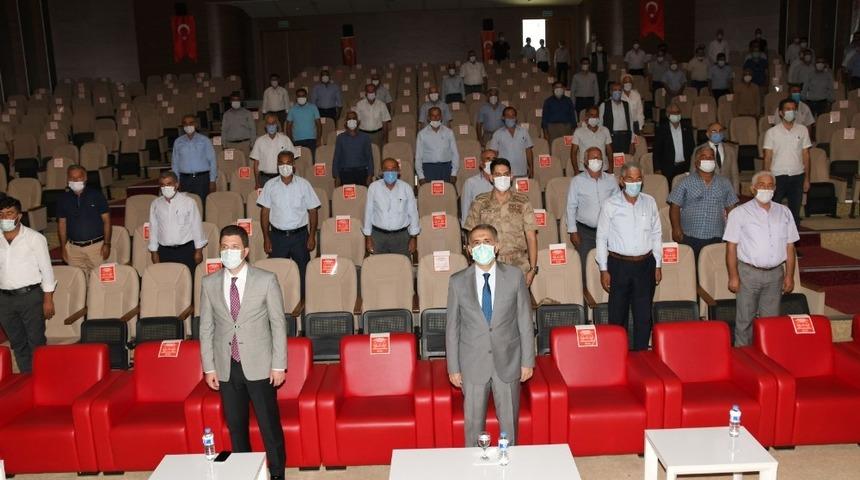 Vali &Ccedil;uhadar k&ouml;y muhtarlarıyla dinledi