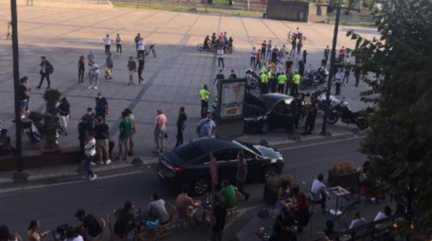 Polisten ka&ccedil;mak i&ccedil;in hareket halindeki otomobilden atladılar