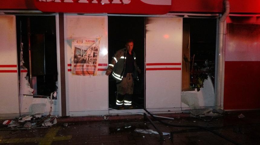 Uşak&rsquo;ta s&uuml;per markette &ccedil;ıkan yangın paniğe neden oldu