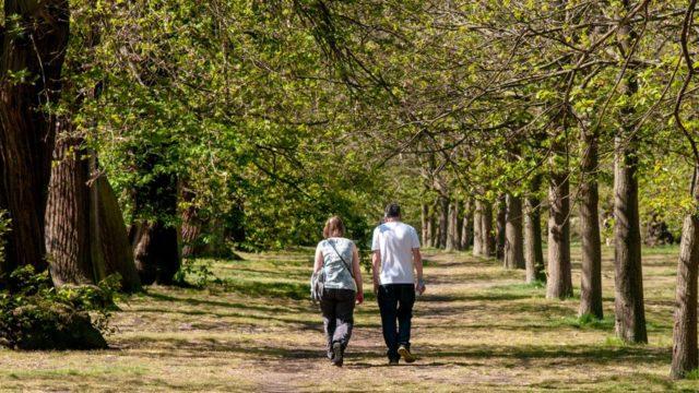 Londra'da parkta yürüyen bir çift