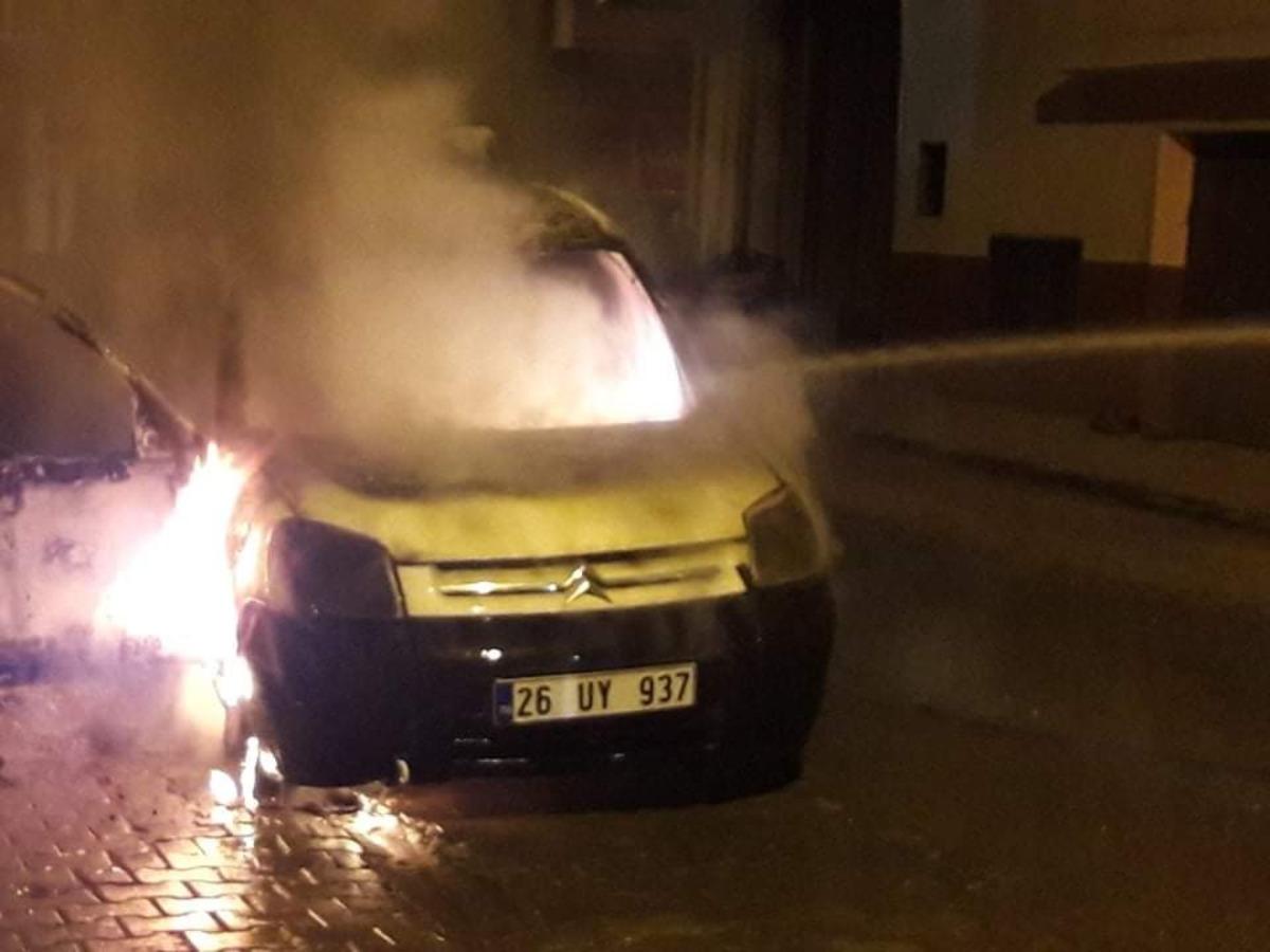 Park halindeki ara&ccedil; alevlere teslim oldu