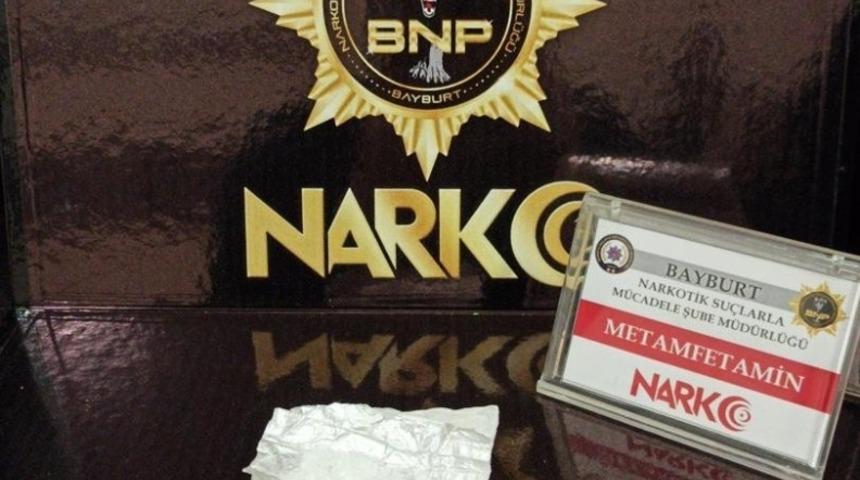 Bayburt&rsquo;ta bir miktar uyuşturucu ele ge&ccedil;irilen ara&ccedil;taki 3 kişi g&ouml;zaltına alındı