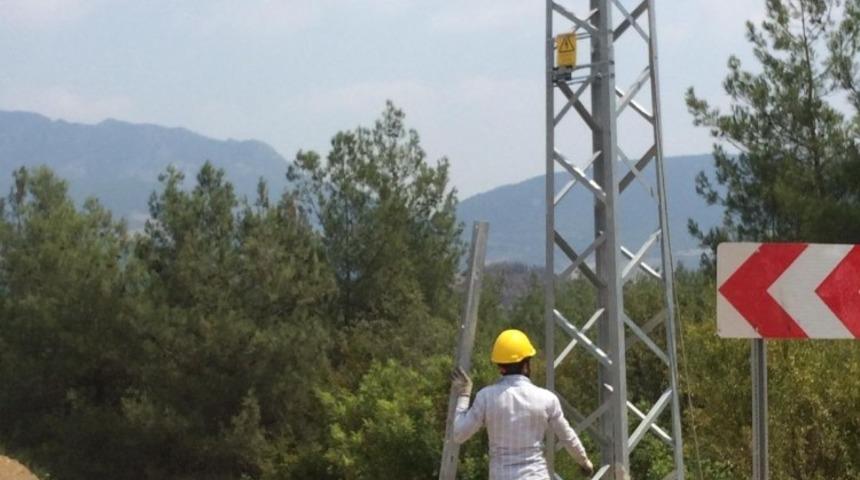 Yangın b&ouml;lgesinde elektrik nakil hatları yenileniyor