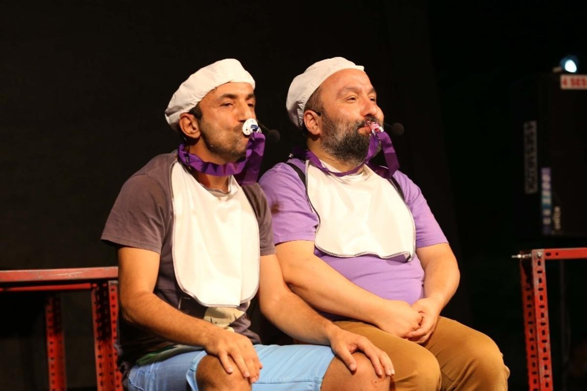 Efeler &lsquo;İyi, K&ouml;t&uuml;, &Ccedil;irkin&rsquo; ile g&uuml;ld&uuml;