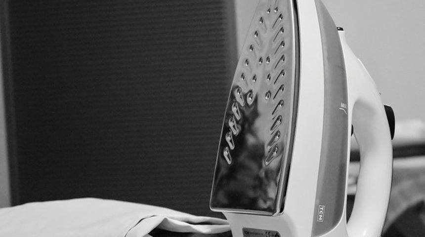 Aşırı kırışık kıyafetler i&ccedil;in pratik &uuml;t&uuml; t&uuml;yoları! Sadece birka&ccedil; dakikada...