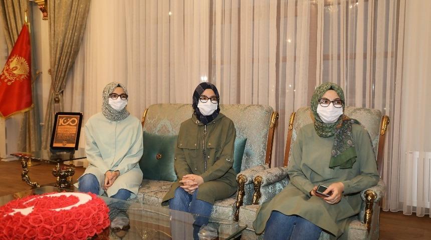 Üçüz kardeşlerin üçü de tıp fakültesini kazandı