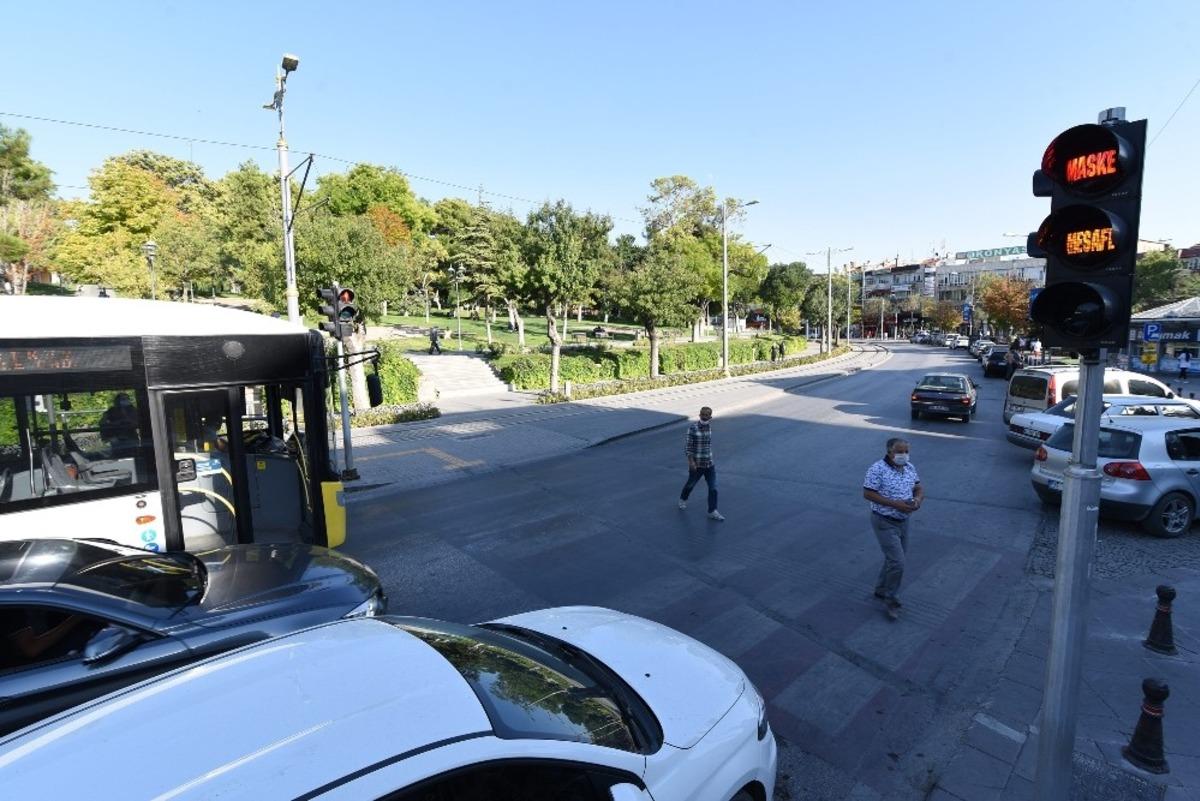 Konya B&uuml;y&uuml;kşehir trafik ışıklarıyla korona vir&uuml;se karşı uyarıyor