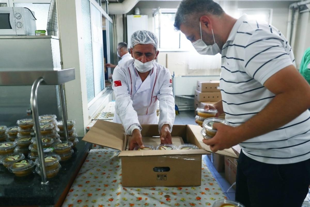 Bağcılar&rsquo;da 15 bin kap aşure ikram edildi