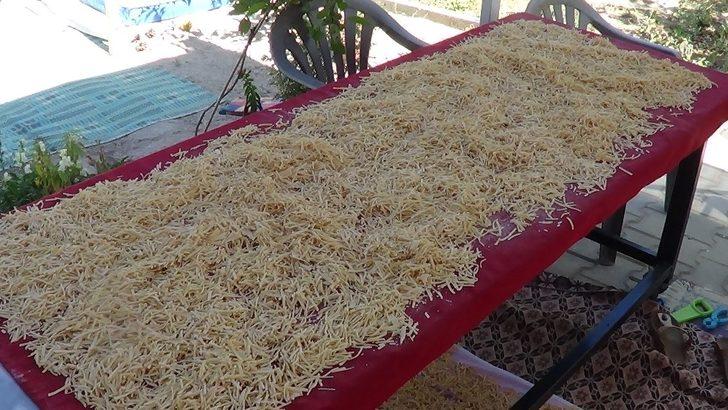 Kış mevsiminin vazgeçilmezi erişte imece usulü ile hazırlanıyor G1