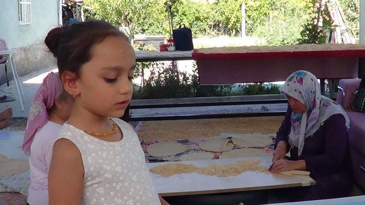 Kış mevsiminin vazgeçilmezi erişte imece usulü ile hazırlanıyor G2