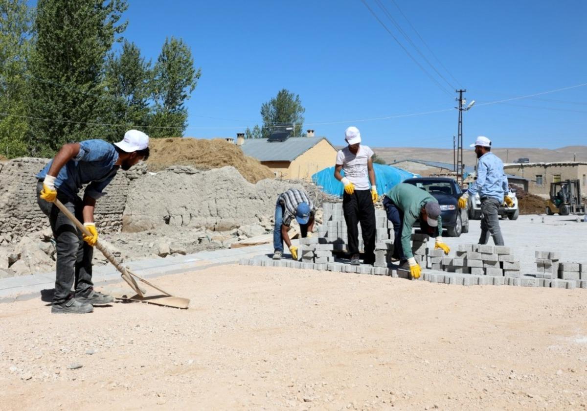 G&uuml;rpınar&rsquo;da kilitli parke taşı d&ouml;şeme &ccedil;alışmaları s&uuml;r&uuml;yor